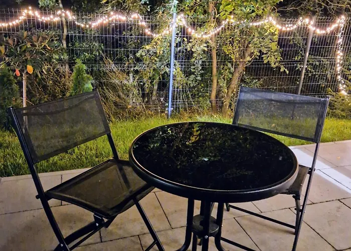 Comfortable Flat With Garden شقة