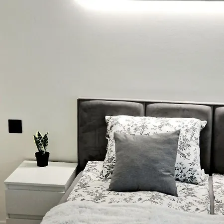 아파트 Comfortable Flat With Garden, Self Check-in, Parking Free