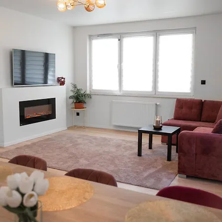 아파트 Comfortable Flat With Garden, Self Check-in, Parking Free 포즈난