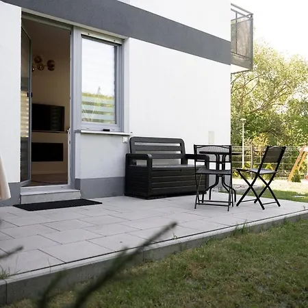 Comfortable Flat With Garden, Self Check-in, Parking Free 아파트 포즈난